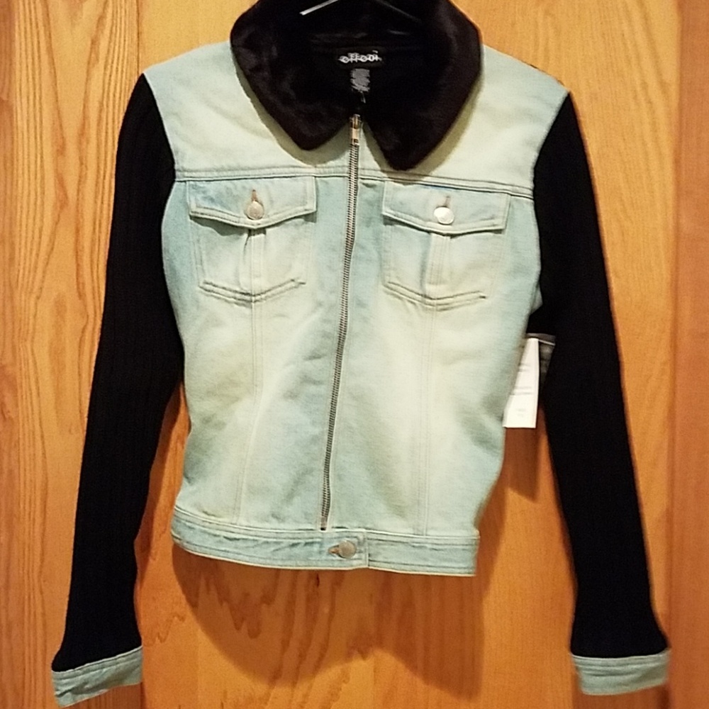 NWT JEAN JACKET W/FAUX FUR COLLAR